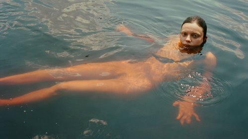 Des bains de soleil nus aux surfeurs : les 10 meilleures séries de photos de l'été selon i-D