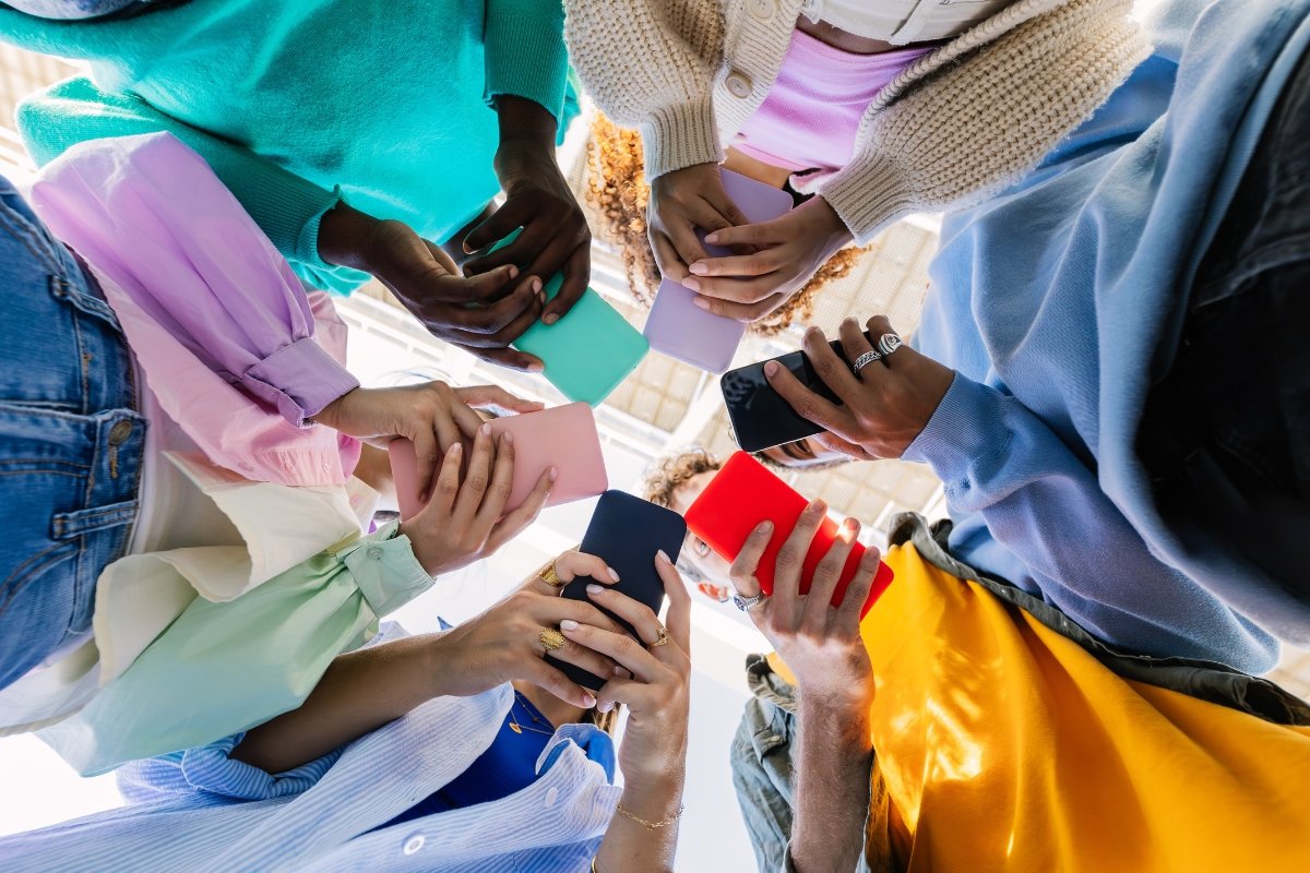 Spending Too Much Time on Your Phone Can Make You Manic