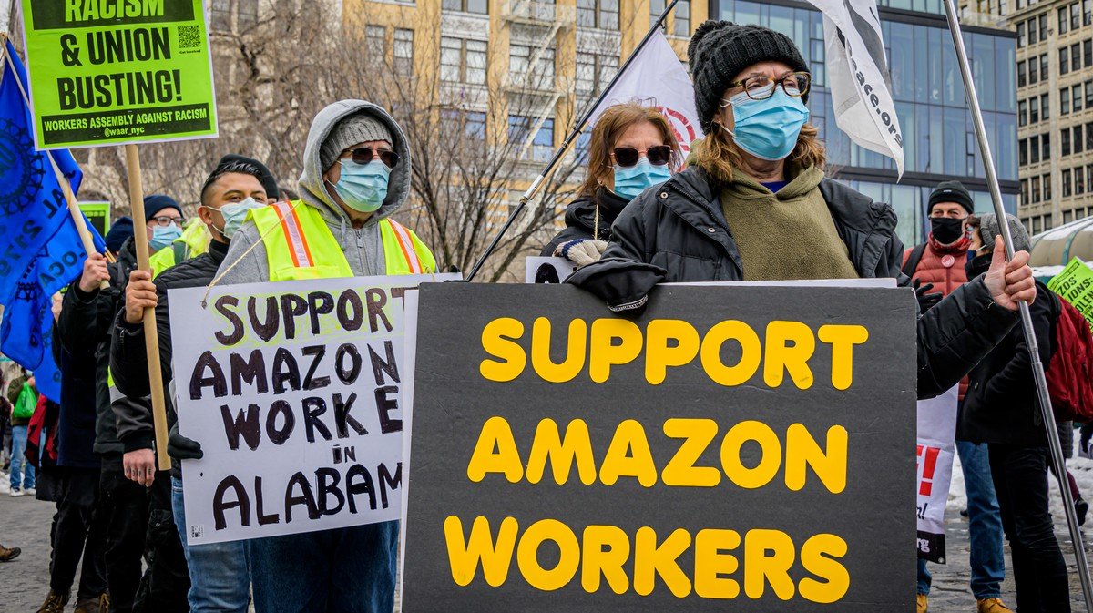 Amazon Is Paying Employees to Quit Right Before Critical Union Vote