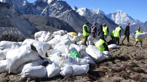 Everest is Melting, Revealing Tons of Garbage and Human Bodies