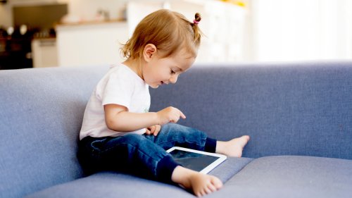 Bambini piccoli davanti allo schermo: gli effetti