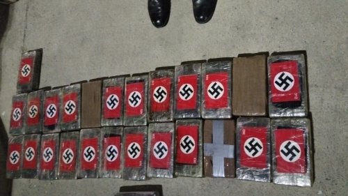Jemand hat versucht, Hitler-Kokain mit Hakenkreuzflaggen nach Europa zu schmuggeln
