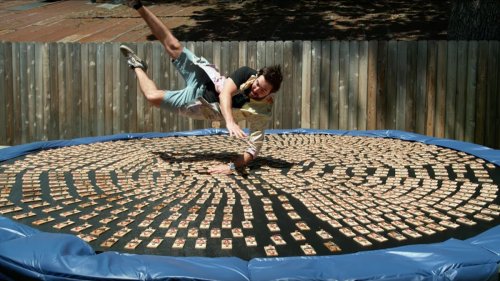 Guarda un pazzo saltare su un trampolino coperto con 1000 trappole per topi