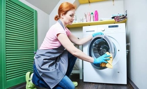 Máy giặt có mùi hôi, xuất hiện nấm mốc: Làm cách nào để làm sạch