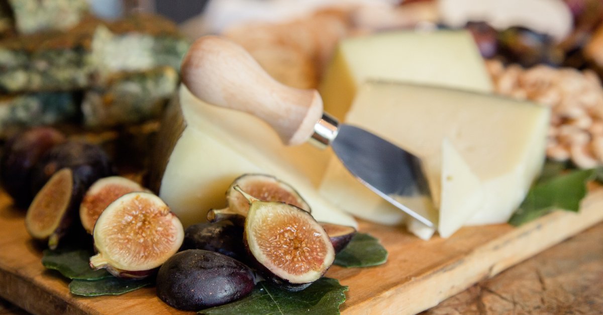 Dos and Dont's for Serving and Eating Cheese [Infographic]