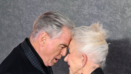 Helen Mirren und Pierce Brosnan kuscheln