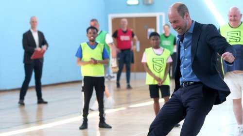 In Anzug und Sneakern auf dem Spielfeld