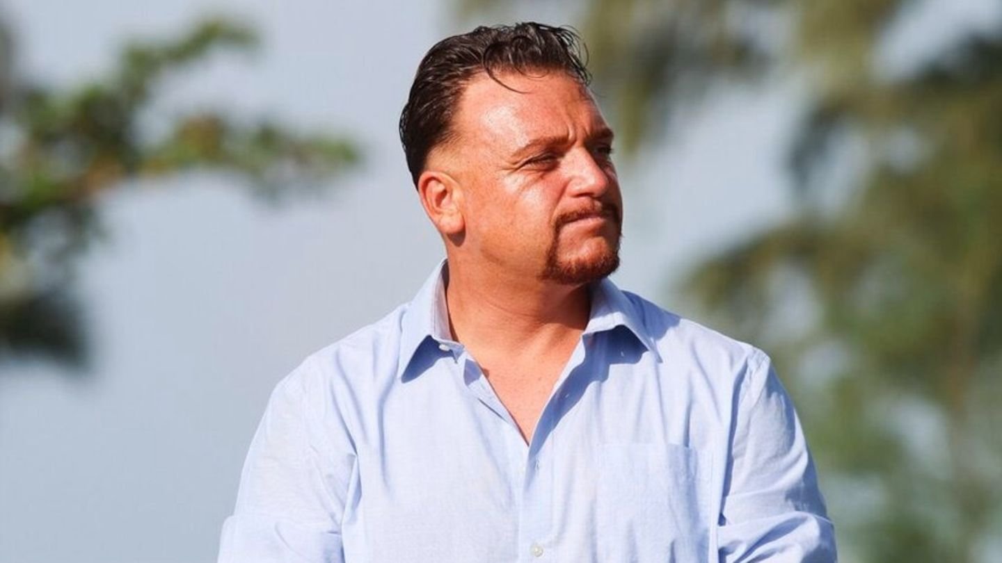 Menowin sammelt die Ausgeschlossen um sich