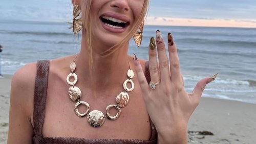 XXL-Klunker bestätigt: Diese Influencerin hat sich am Strand verlobt