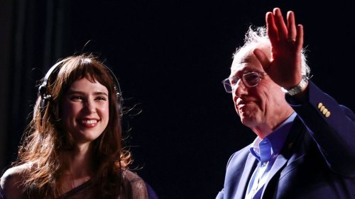 US-Senator mit Clairo auf Coachella-Bühne