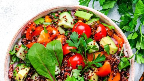 Gesunder Mix aus Quinoa und Gemüse