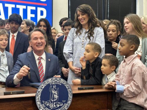 Youngkin signs bipartisan law banning synthetic dyes in school meals