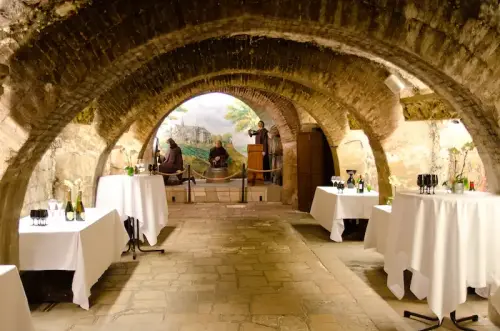 Musée du Vin de Paris : découvrez l'histoire du vin dans des caves du XIVe siècle - Vivre paris