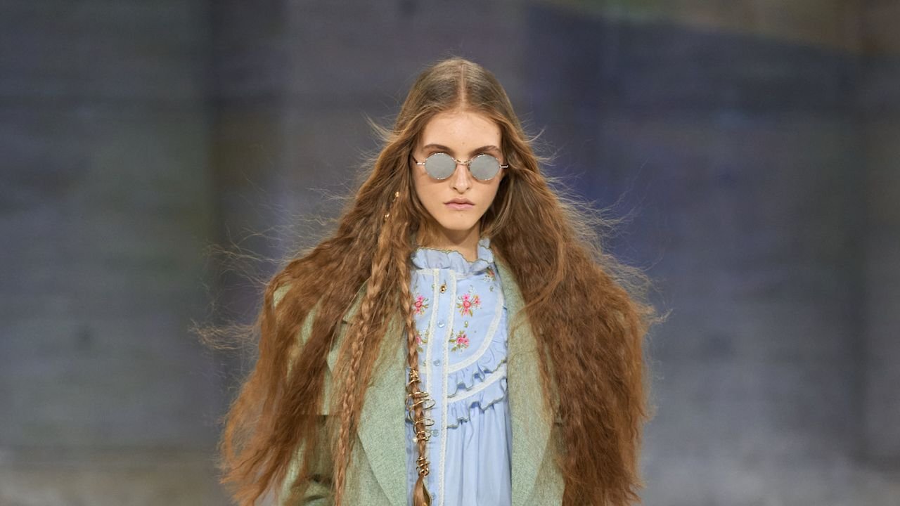 How To Style Your ’70s Boho Skirt With Boots This Autumn