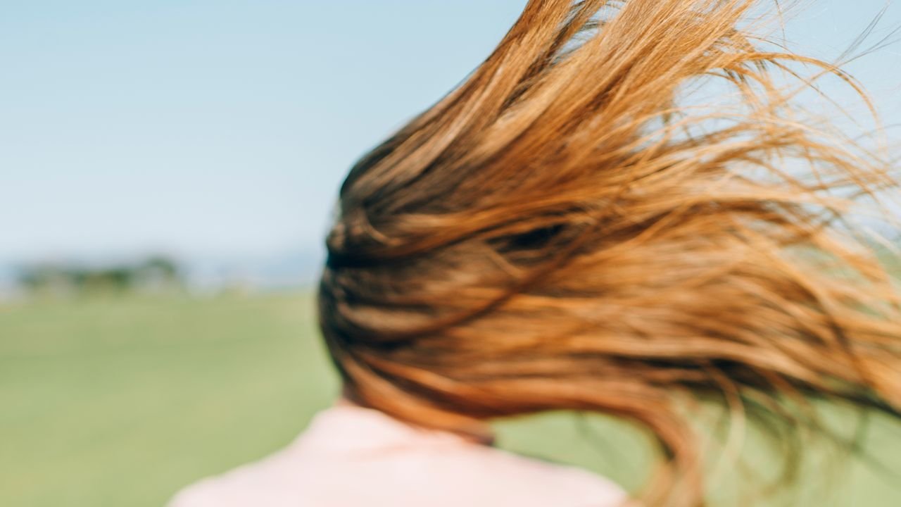 How To Lighten Hair Without Bleach, Straight From The Pros