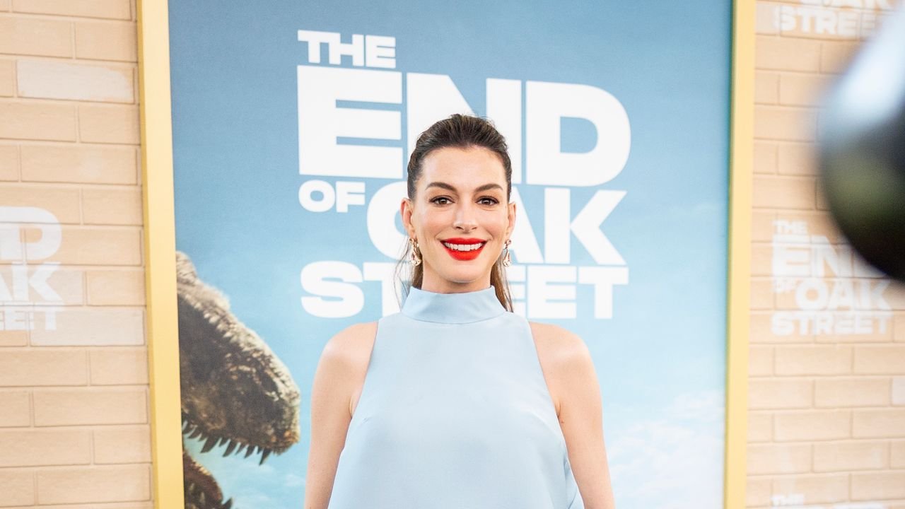 Anne Hathaway Makes “Jeans And A Nice Top” Maternity Friendly