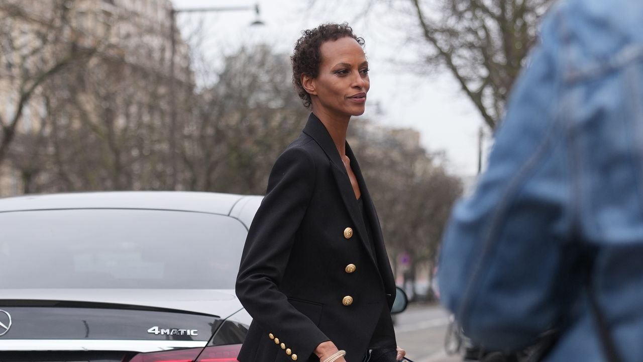 The New Baggy Jeans Dominating The Street-Style Circuit