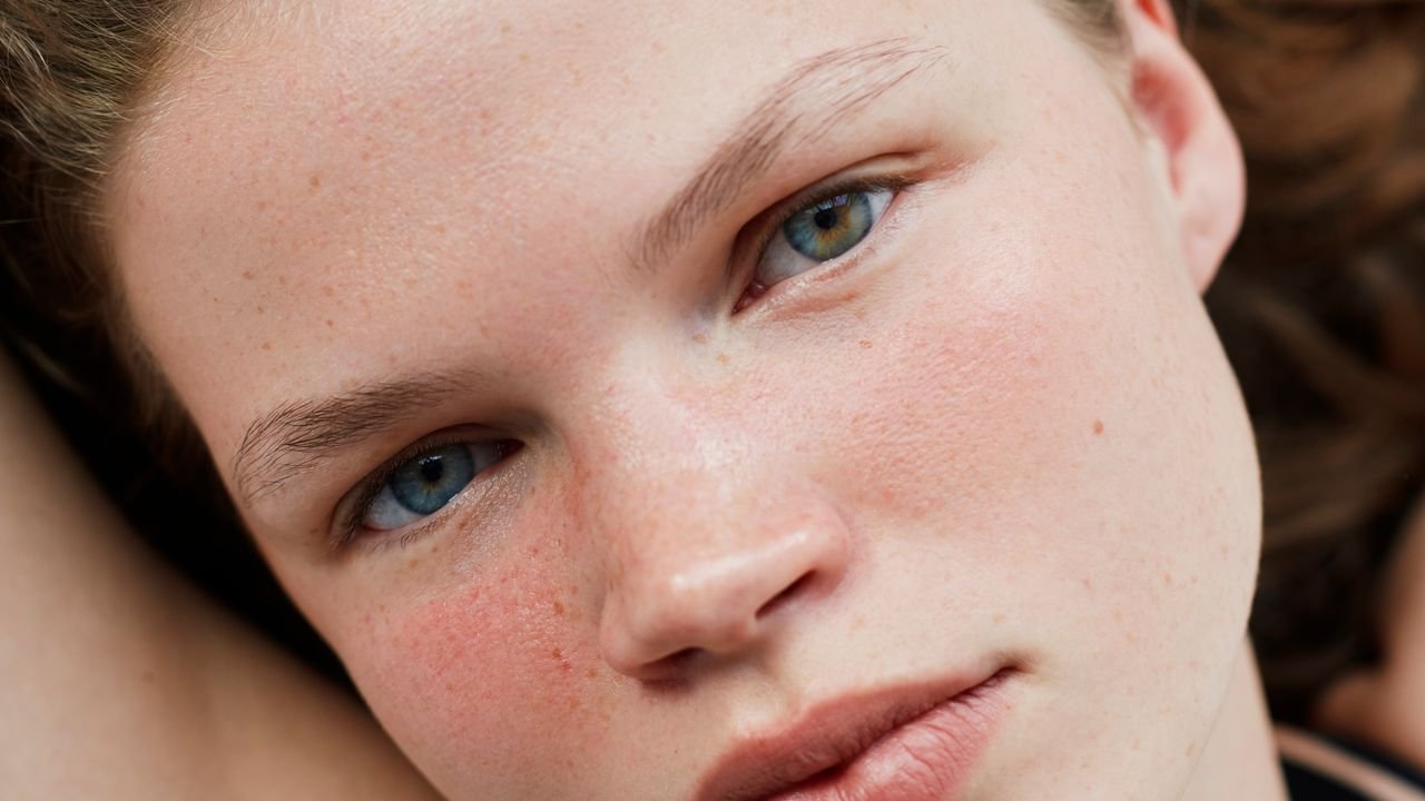 Hydrate vs Moisturize: What Benefits Aging Skin More?