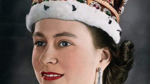 Majestic Photos of Queens Wearing Crowns Throughout History