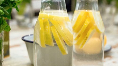 Olvida el agua con limón, este truco antiinflamatorio de Elle MacPherson es casi mejor