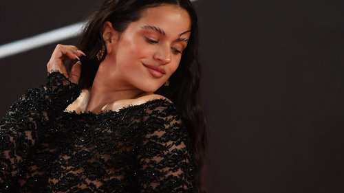 Las ‘milky nails’ de Rosalía en los Latin Grammy son la única manicura que queremos llevar en 2024