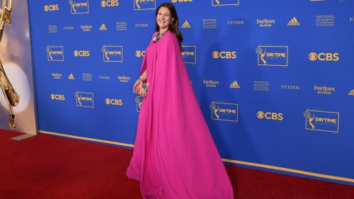 Con capa y rosa: el vestido de Drew Barrymore es todo lo que una invitada necesita (en cualquier estación)