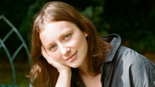 Nathalie Olah, escritora: “Solo tenemos una vida y gastarla intentando desentrañar los códigos del gusto es desperdiciarla"