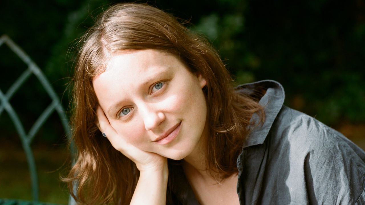 Nathalie Olah, escritora: “Solo tenemos una vida y gastarla intentando desentrañar los códigos del gusto es desperdiciarla"