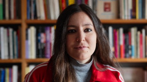 Laura C. Vela, autora de ‘Seismil’: “A veces lo grotesco, lo absurdo o lo irónico son formas de bajar la temperatura de ciertas situaciones para poder nombrarlas”