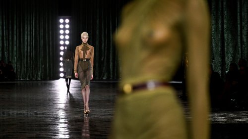 "Nada es más bello que un cuerpo desnudo": las palabras de Yves cobran vida en el desfile de Saint Laurent