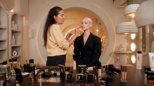 ‘Eyeliner’ gráfico y labios redondos: cómo recrear el icónico maquillaje de Milena Smit en los Premios Goya, según su maquilladora