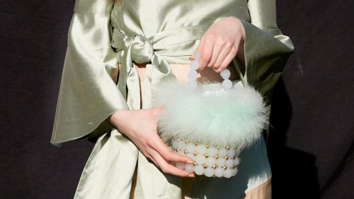 El bolso de plumas será el complemento estrella de las invitadas de boda del verano 2022 (y está en todas partes)