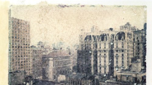1008 páginas y una remesa de clínex: ‘Tan poca vida’, arrollador y polémico éxito literario, vuelve a las librerías por su 10º aniversario