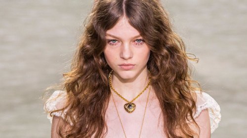 Dans les coulisses de la Fashion Week de Paris, j’ai découvert ces astuces pour des boucles parfaitement imparfaites