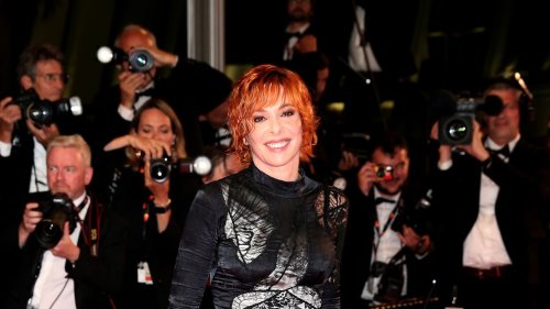 En robe en dentelle noire, Mylène Farmer a failli enfreindre les règles du Festival de Cannes 2025