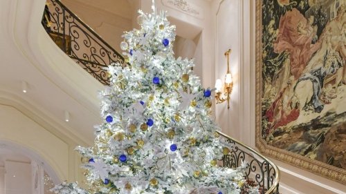 Noël 2021: les plus beaux sapins des hôtels à Paris