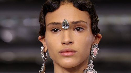 Tendances beauté : les 8 maquillages et coiffures qu’on portera toutes au printemps prochain, repérées à la Fashion Week de Paris