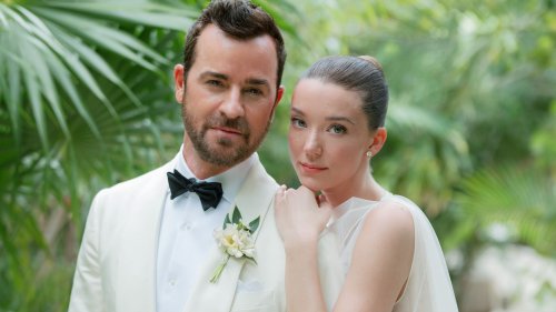 Les acteurs Justin Theroux et Nicole Brydon Bloom en robe Victoria Beckham se sont mariés sur une plage mexicaine devant un parterre de stars