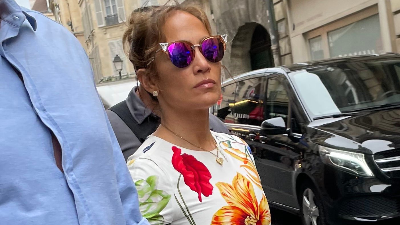 À Paris, Jennifer Lopez tente un combo mode pour le moins surprenant