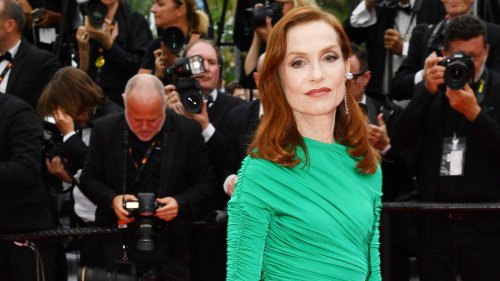 Pour la seconde fois, Isabelle Huppert s'approprie ce look Balenciaga signature au Festival de Cannes