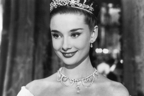 Diamants sur canapé, Vacances Romaines... 8 bijoux portés par Audrey Hepburn à l'écran qui nous inspirent