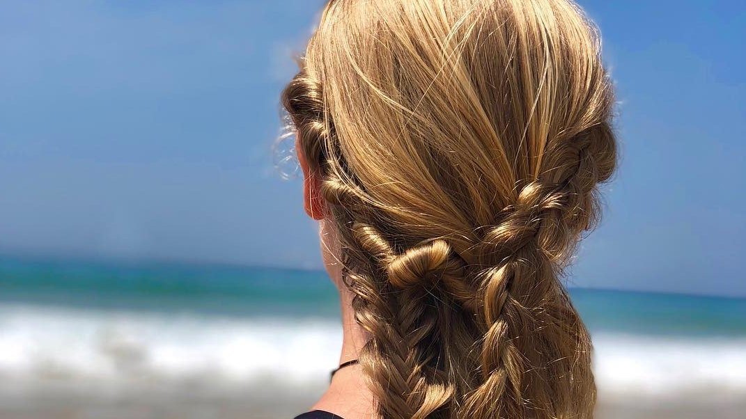 Coiffure de plage : les 11 tendances cheveux à adopter sur le sable cet été