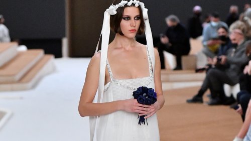 La mariée Chanel du défilé haute couture printemps-été 2022 est plus que jamais romantique