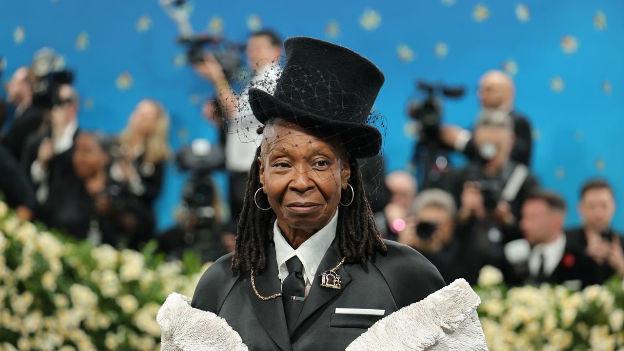 350 000 paillettes composent la robe que portait Whoopi Goldberg au Met Gala 2025