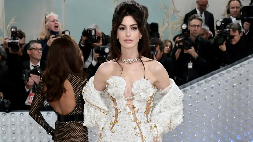 Anne Hathaway channeled her inner '90s super for the Met Gala | Flipboard