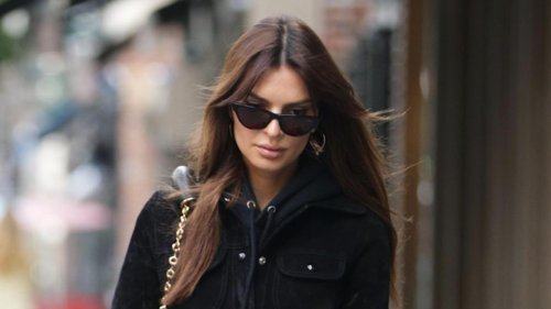 Emily Ratajkowski ne jure que par cette tendance jupe que l'on pensait dépassée
