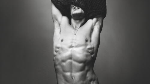 Parfums aphrodisiaques : 7 senteurs masculines qui vous rendent plus attirant selon la science