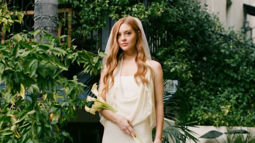 Alexis Novak portait trois robes de mariée vintage pour son mariage avec le guitariste de Maroon 5