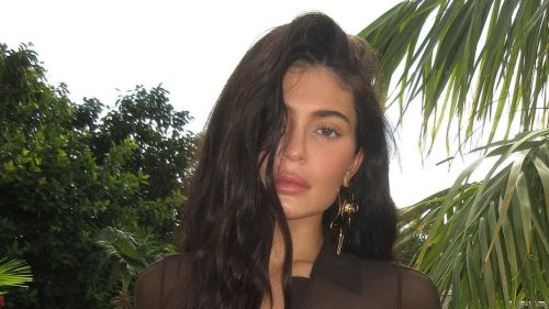 Kylie Jenner ose le string apparent Jacquemus