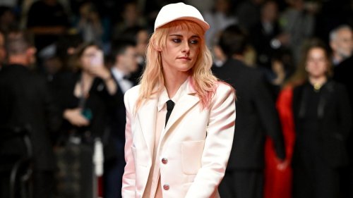 Kristen Stewart ose la casquette Chanel sur les marches du Festival de Cannes 2025